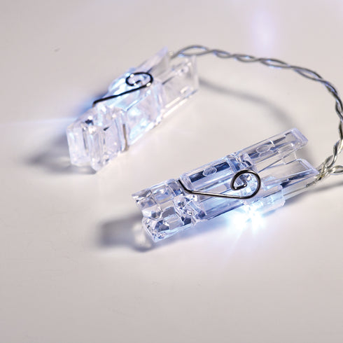 "PLASTIC CLIPS" 20 LED ΛΑΜΠΑΚ ΣΕΙΡΑ ΜΠΑΤΑΡ.(3xAA) ΨΥΧΡΟ ΛΕΥΚΟ IP20 285+30cm ΔΙΑΦΑΝ ΚΑΛΩΔ ΤΡΟΦΟΔ X062021232